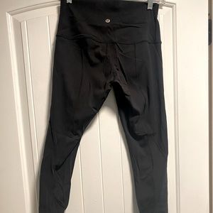 Lululemon 3/4 scalloped cropped leggings size 8 black